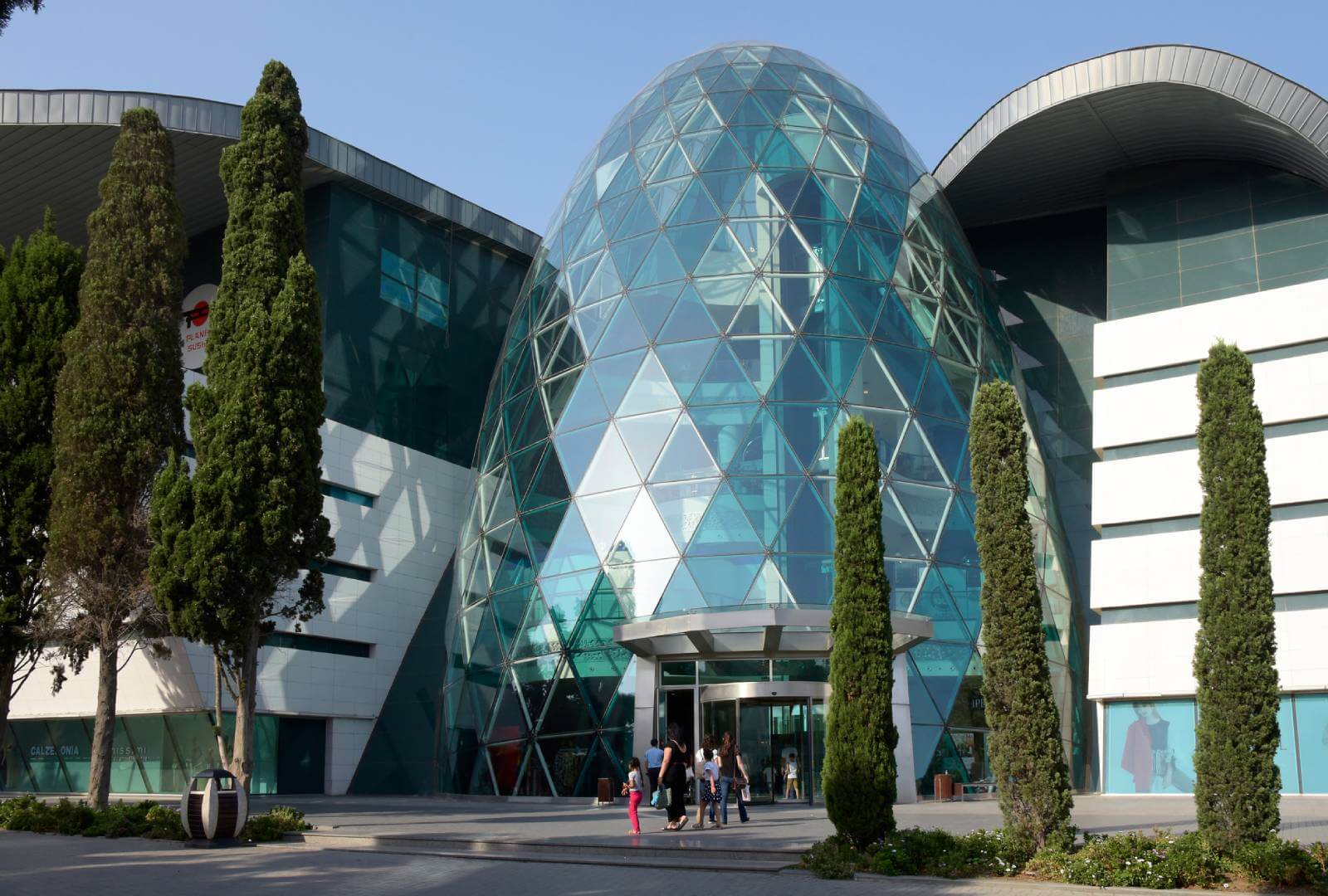 Explore the Beauty of Park Bulvar – A Premier Shopping and Leisure Destination in Baku