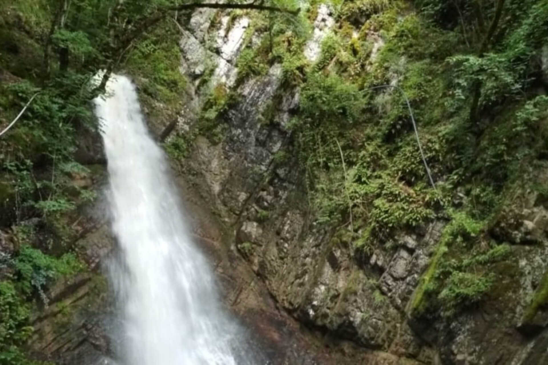 Explore the Majestic Yeddi Gozal Waterfall – Azerbaijan’s Natural Wonder
