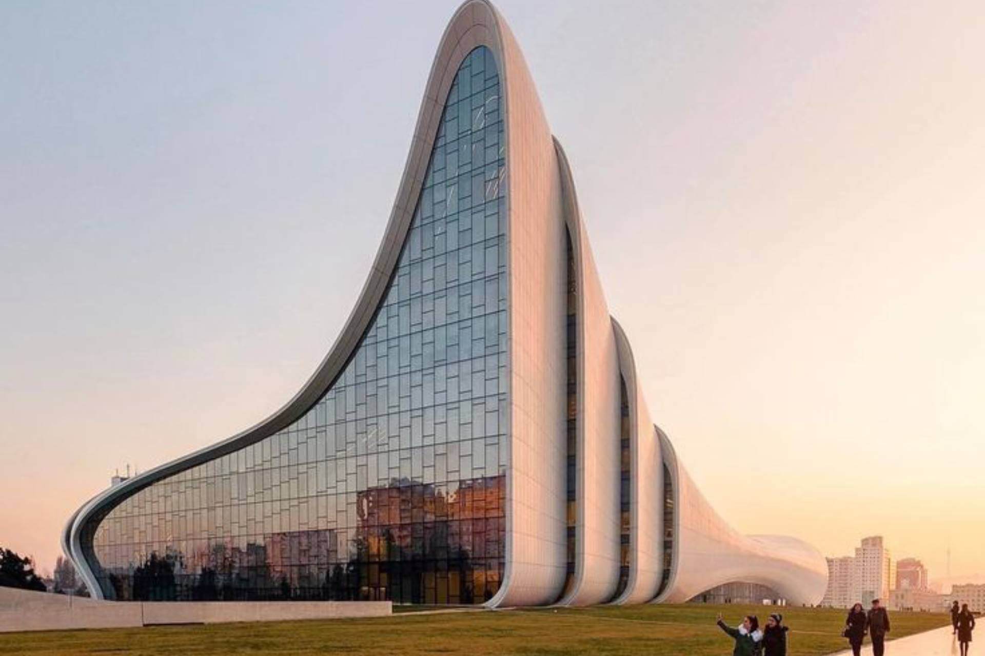 Explore the Stunning Heydar Aliyev Center – Architectural Marvel in Baku